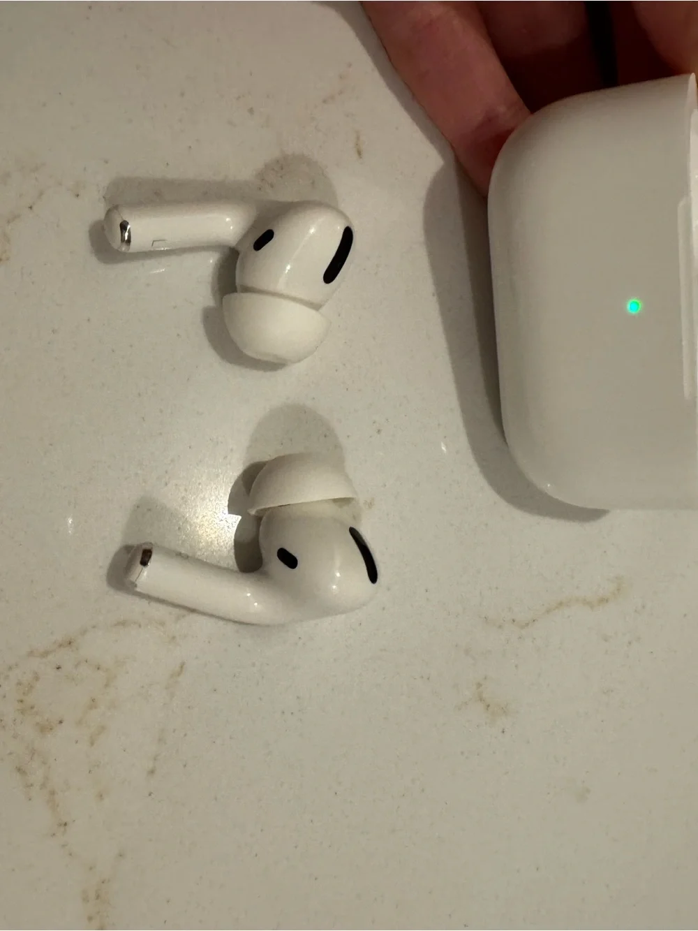 APPLE White AirPods, Charging Case, NO cord included. They WORK.